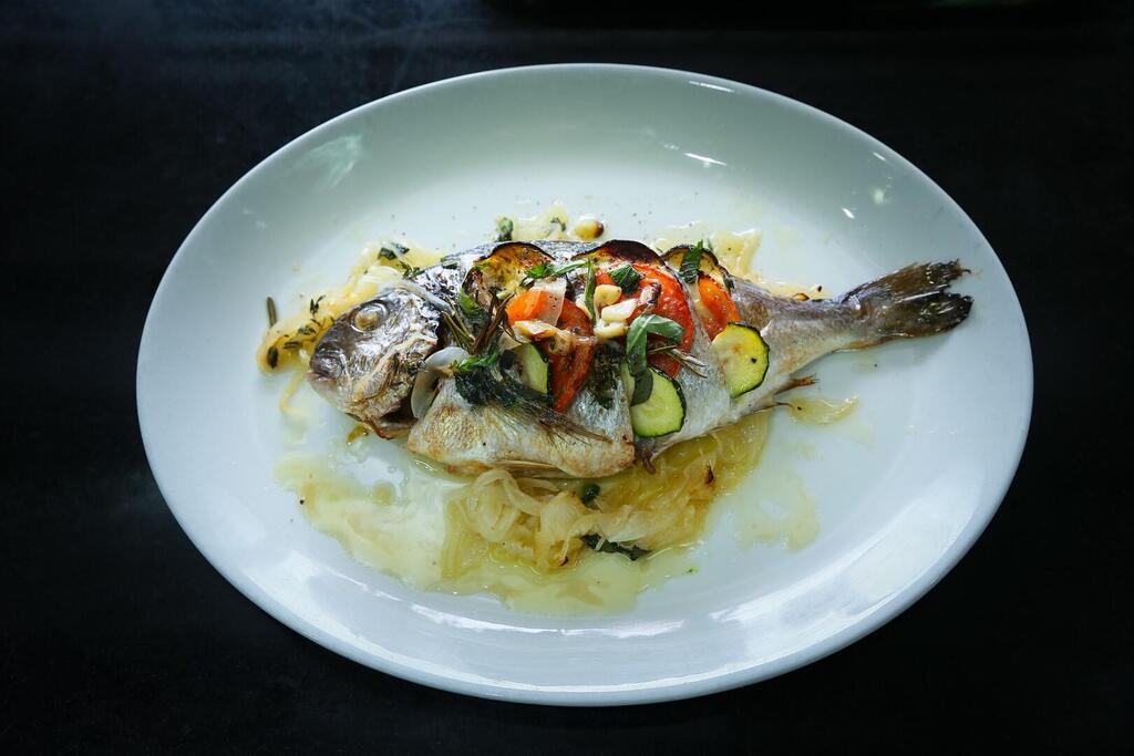 Дорада ("денис") с овощами. Фото: Ярон Бренер (צילום: ירון ברנר) Дорада ("денис") с овощами. Фото: Ярон Бренер