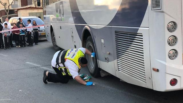 Автобус, задавивший мальчика в Бейтар-Илите. Фото: Натан Кинг (צילום: נתן קינג) Автобус, задавивший мальчика в Бейтар-Илите. Фото: Натан Кинг