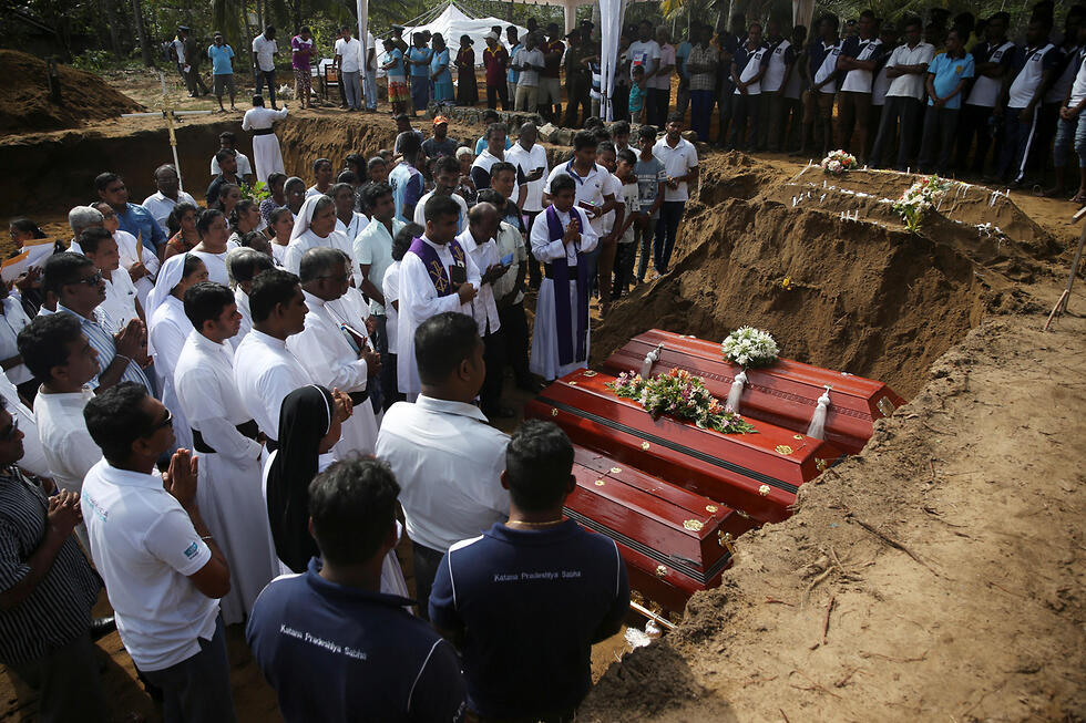 Funeral of the victims killed in Sri Lanka terror attacks (צילום:רויטרס) Funeral of the victims killed in Sri Lanka terror attacks