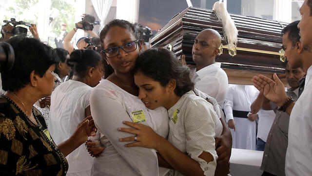 Funeral of the victims killed in Sri Lanka terror attacks (צילום:רויטרס) Funeral of the victims killed in Sri Lanka terror attacks