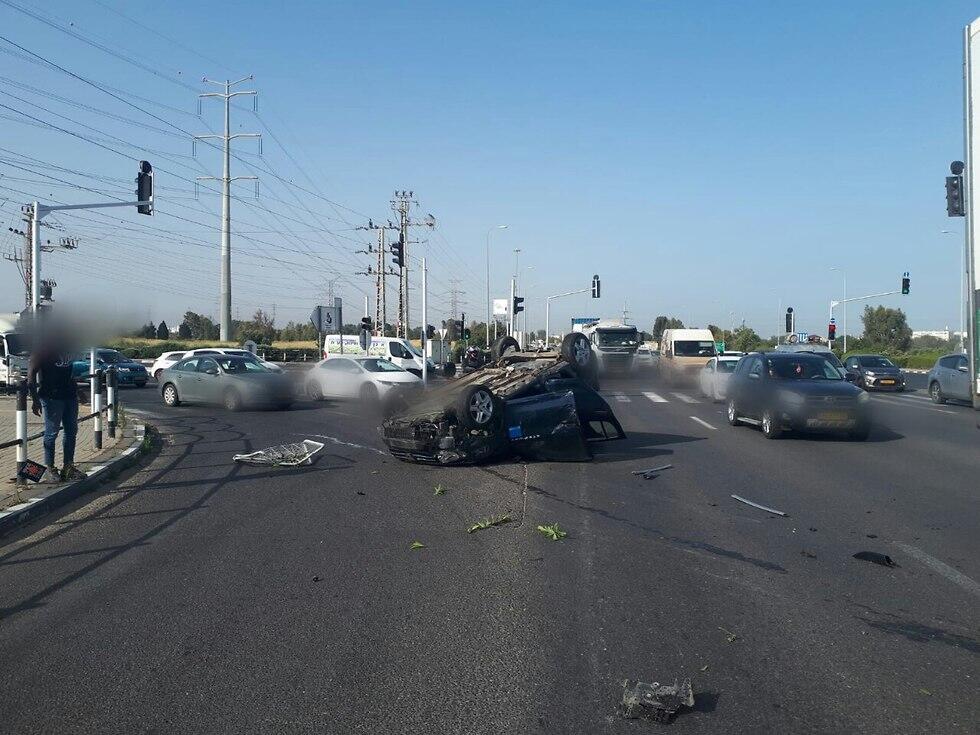 На месте ДТП в Ган-Явне. Фото: пресс-служба полиции (צילום: דוברת המשטרה) На месте ДТП в Ган-Явне. Фото: пресс-служба полиции