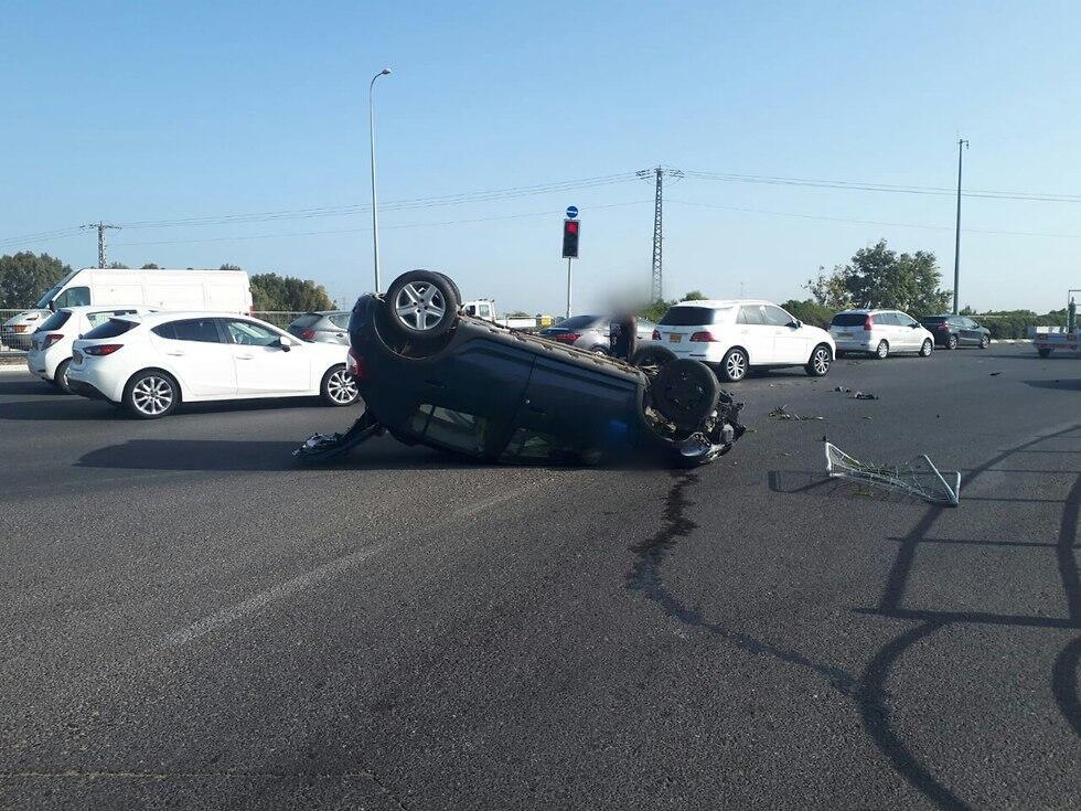 На месте ДТП в Ган-Явне. Фото: пресс-служба полиции (צילום: דוברת המשטרה) На месте ДТП в Ган-Явне. Фото: пресс-служба полиции