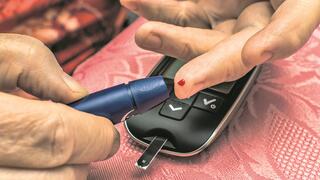 בדיקת סוכר עם מכשיר מיוחד