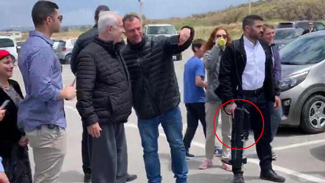 Нетаниягу в Кейсарии. Красным обведено устройство в руках охранника. Фото: Арье Саада (צילום: אריה סעדה) Нетаниягу в Кейсарии. Красным обведено устройство в руках охранника. Фото: Арье Саада