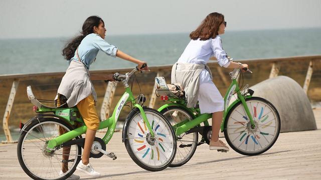 Так гуляют по Тель-Авиву. Фото: Моти Кимхи