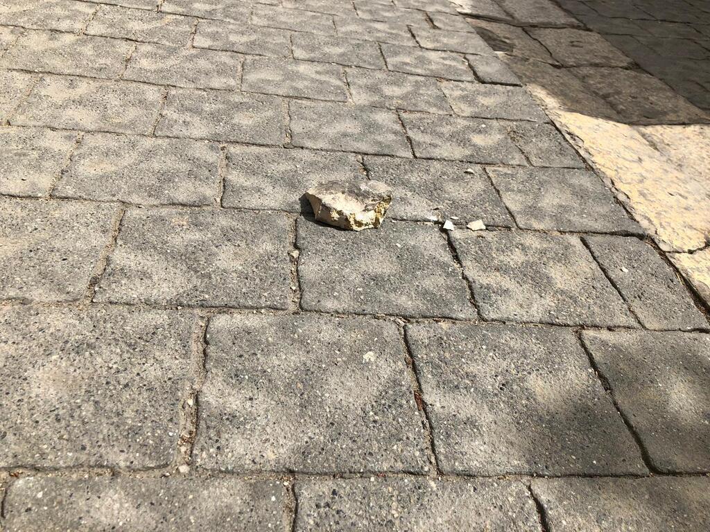 Камень, брошенный в солдата. Фото: Лиран Тамри (Камень, брошенный в солдата. Фото: Лиран Тамри) Камень, брошенный в солдата. Фото: Лиран Тамри