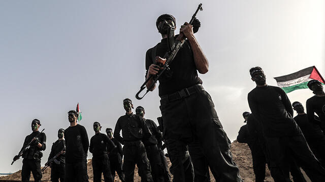 Archive: Hamas fighters drilling in Gaza (צילום: EPA) Archive: Hamas fighters drilling in Gaza
