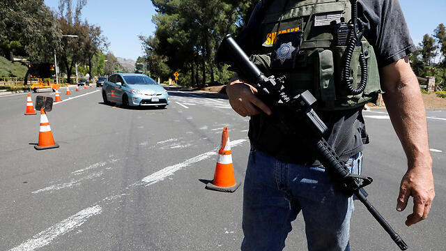 Police at the scene of the synagogue shooting (Photo: Reuters)