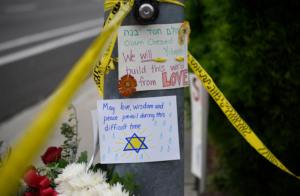 Messages of support outside the synagogue