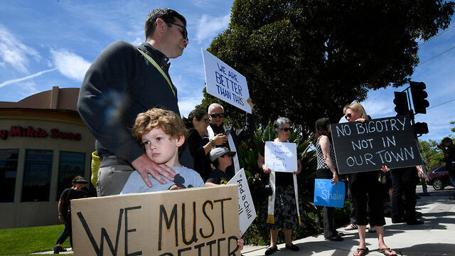 Show of support for the victims outside the synagogue