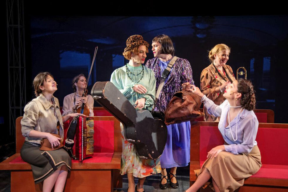 Сцена из спектакля "Бегом за кугелем". Фото: Герард Аллон (Сцена из спектакля "Бегом за кугелем". Фото: Герард Аллон) Сцена из спектакля "Бегом за кугелем". Фото: Герард Аллон