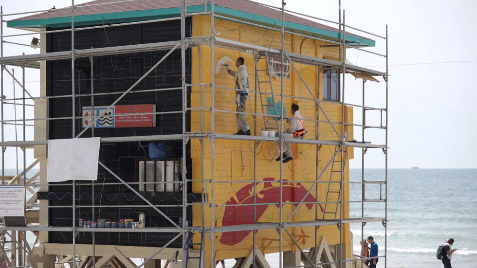 Будка спасателя на пляже в Тель-Авиве. Фото: Барак Бринкер
