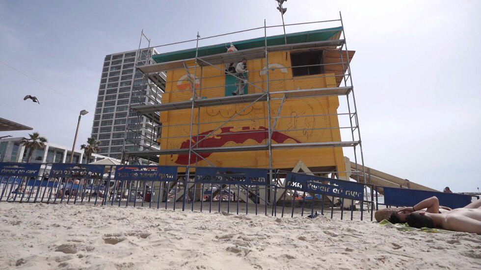 Будка спасателя на пляже в Тель-Авиве. Фото: Барак Бринкер