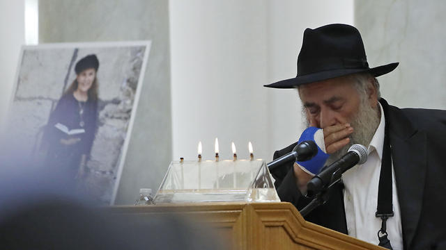 Rabbi Yisroel Goldstein presides over Lori Kaye’s memorial service