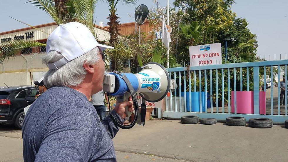 Работник "Харсы" у ворот завода в Беэр-Шеве. Фото: Барэль Эфраим