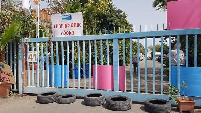 Запертые ворота завода "Харса". Фото: Барэль Эфраим