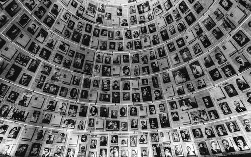 Зал имен в музее "Яд ва-Шем" в Иерусалиме. Фото: Alexandre Rotenberg, shutterstock