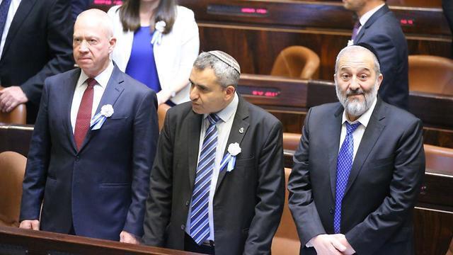 Арье Дери на церемонии присяги депутатов кнессета, 30 апреля. Слева от председателя ШАС - депутаты Зеэв Элькин и Йоав Галант (Ликуд). Фото: Моти Кимхи