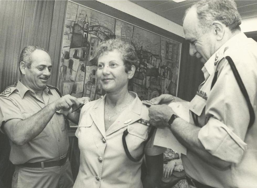 Наоми Шадми поздравляют с присвоением очередного звания. Фото: пресс-служба полиции (דוברות המשטרה) Наоми Шадми поздравляют с присвоением очередного звания. Фото: пресс-служба полиции