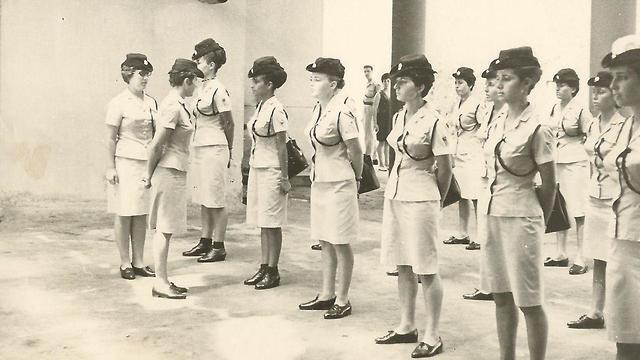 Наоми Шадми на смотре первого подразделения женщин-полицейских. Фото: пресс-служба полиции (דוברות המשטרה) Наоми Шадми на смотре первого подразделения женщин-полицейских. Фото: пресс-служба полиции