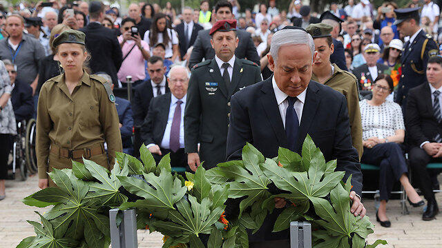 Prime Minister Benjamin Netanyahu lays wreath