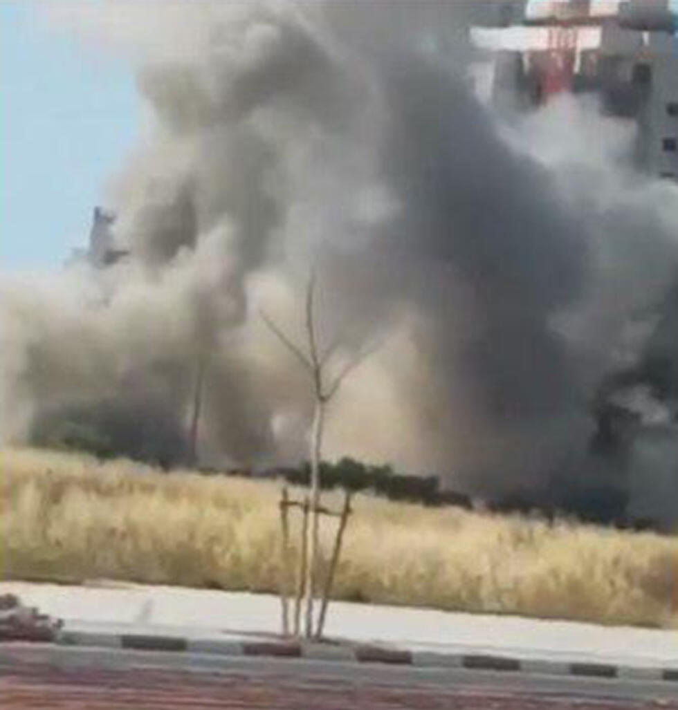 Кадр видео, зафиксировавшего попадание ракеты в дом