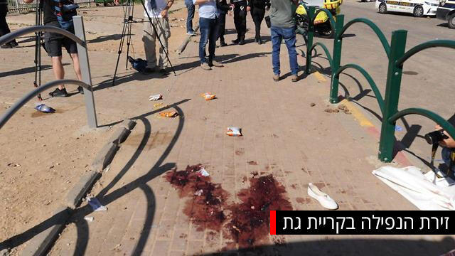 Место падения ракеты в Кирьят-Гате. Фото: Ави Роках (צילום: אבי רוקח) Место падения ракеты в Кирьят-Гате. Фото: Ави Роках