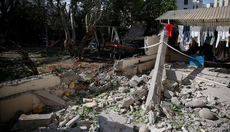 На месте разрыва ракеты в Ашкелоне. Фото: AP