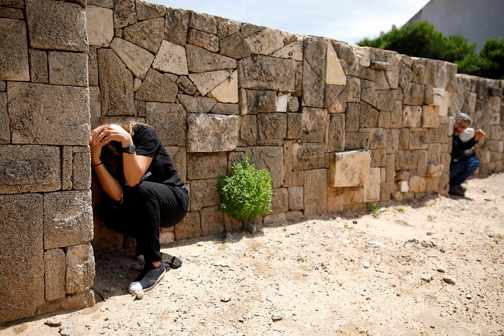 People try to take cover during rocket attack in southern Israel (Photo: Reuters) (צילום: רויטרס) People try to take cover during rocket attack in southern Israel (Photo: Reuters)