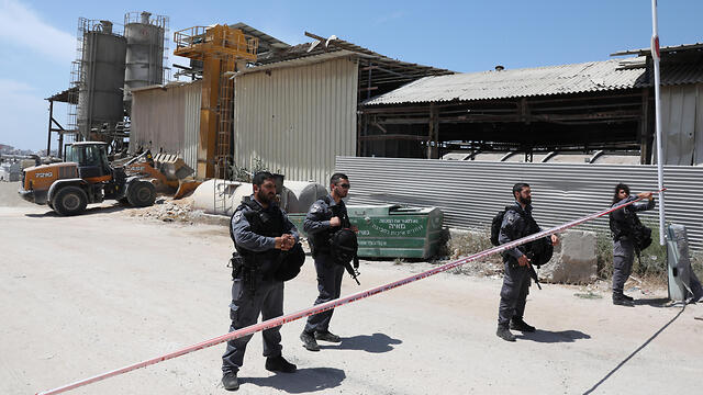 Оцепление у места падения ракеты в Ашкелоне. Фото: EPA