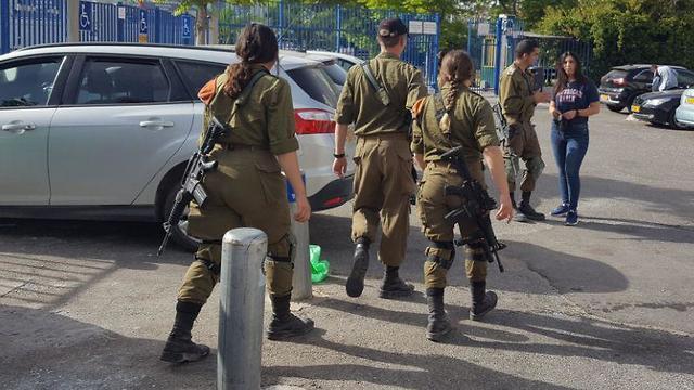 Soldiers escorting Israeli children in the south to school (Photo: Ittay Shickman)