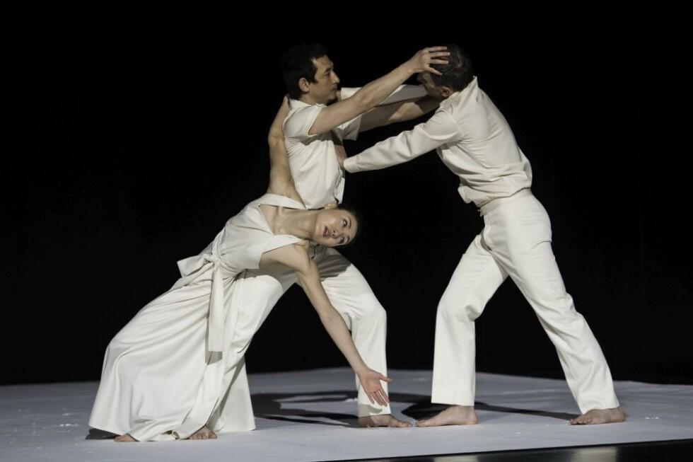 Сцена из балета "Continu". Фото: Себастьян Болеш