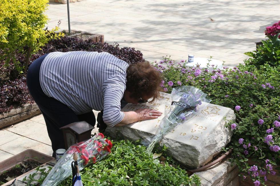 Военное кладбище в Кирьят-Шаулe. Фото: Моти Кимхи (צילום: מוטי קמחי) Военное кладбище в Кирьят-Шаулe. Фото: Моти Кимхи