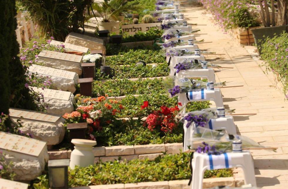 Военное кладбище в Кирьят-Шаулe. Фото: Моти Кимхи (צילום: מוטי קמחי) Военное кладбище в Кирьят-Шаулe. Фото: Моти Кимхи