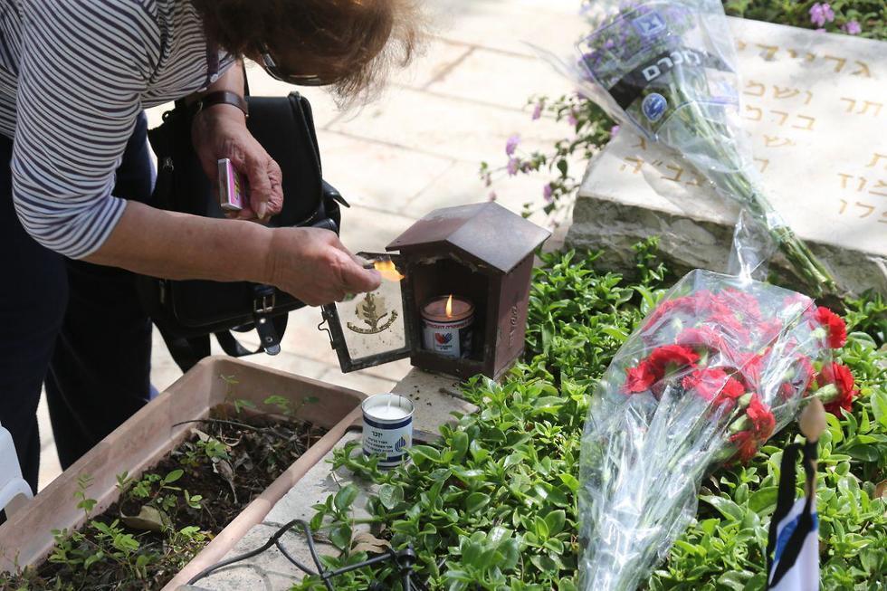 Военное кладбище в Кирьят-Шаулe. Фото: Моти Кимхи (צילום: מוטי קמחי) Военное кладбище в Кирьят-Шаулe. Фото: Моти Кимхи