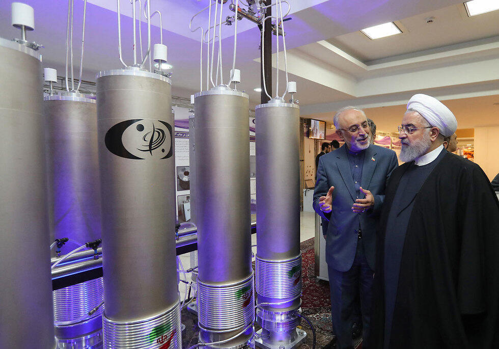  Iranian President Hassan Rouhani listens to the head of Iran's nuclear technology organization, Ali Akbar Salehi, on Nuclear Technology Day in Tehran (Photo: AFP)