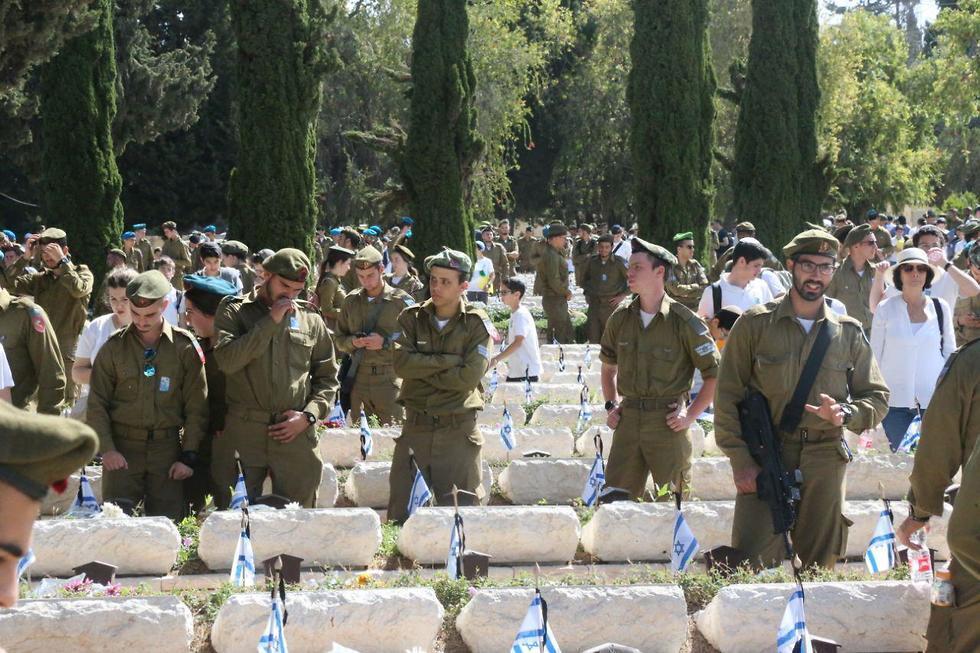 Военное кладбище "Нахалат-Ицхак". Фото: Моти Кимхи (צילום: מוטי קמחי) Военное кладбище "Нахалат-Ицхак". Фото: Моти Кимхи