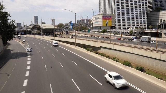 Cars stop in Tel Aviv as drivers stand in silence for a siren to honor the dead (Photo: Shahar Goldstein) (צילום: שחר גולדשטיין) Cars stop in Tel Aviv as drivers stand in silence for a siren to honor the dead (Photo: Shahar Goldstein)