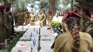חיילים עומדים על קברי חללים בהר הרצל ביום הזיכרון לחללי צה"ל