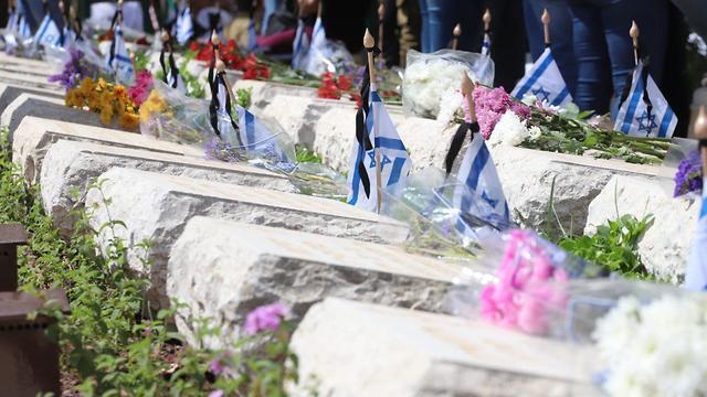 Военное кладбище. Фото: TPS (צילום: איתן אלחדז, TPS) Военное кладбище. Фото: TPS