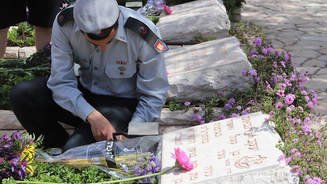 Военное кладбище в Гиват-Шаулe. Фото: TPS (צילום: איתן אלחדז, TPS) Военное кладбище в Гиват-Шаулe. Фото: TPS