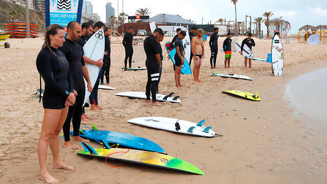 Во время сирены на пляже в Нетании. Фото: AFP (צילום: AFP) Во время сирены на пляже в Нетании. Фото: AFP