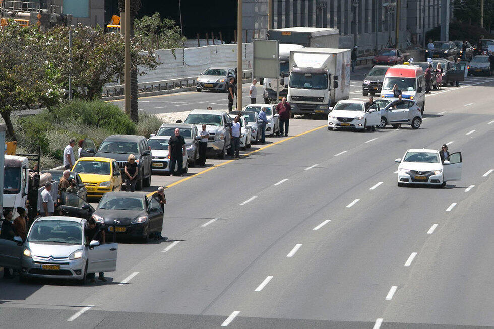 Во время сирены в Тель-Авиве. Фото: AP (צילום: AP) Во время сирены в Тель-Авиве. Фото: AP