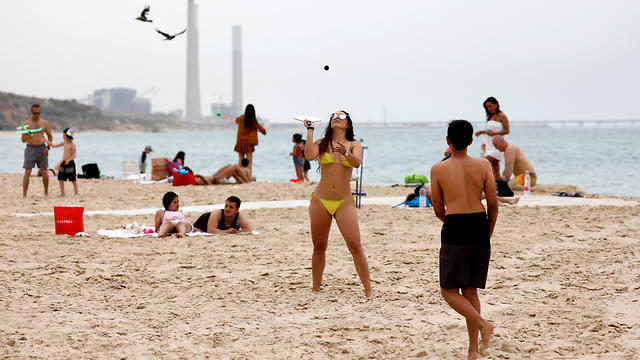 People play paddle ball, known in Hebrew as "matkot", a popular Israeli sport, at a beach in Ashkelon, Israel May 6, 2019 (Photo: Reuters) People play paddle ball, known in Hebrew as "matkot", a popular Israeli sport, at a beach in Ashkelon, Israel May 6, 2019
