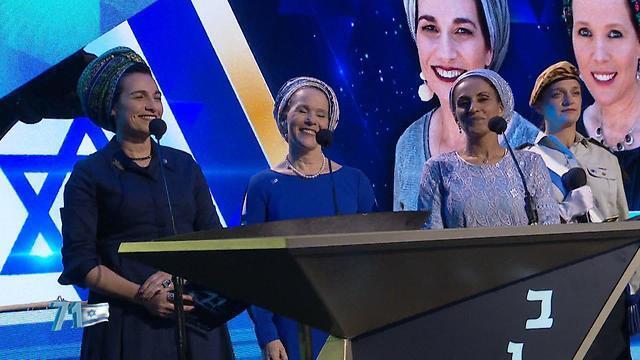 Frankel, Sha'er and Yifrach kindle torch (צילום: אולפני הרצליה) Frankel, Sha'er and Yifrach kindle torch