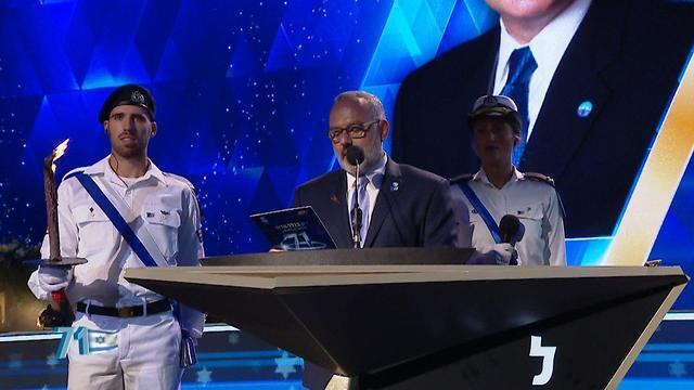 Jeff Finkelstein kindles the Diaspora torch (צילום: אולפני הרצליה) Jeff Finkelstein kindles the Diaspora torch