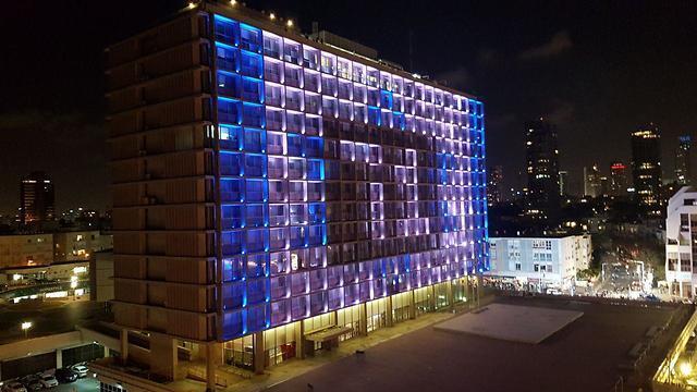 Tel Aviv municipality displaying Israel's colors (צילום: צחי שדה) Tel Aviv municipality displaying Israel's colors