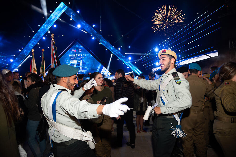 Soldiers celebrating (צילום: יואב דודקביץ' ) Soldiers celebrating