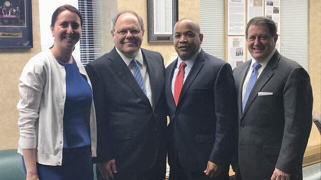 Генконсул Израиля Дани Даян (второй слева) с нью-йоркскими законодателямиnullnull Генконсул Израиля Дани Даян (второй слева) с нью-йоркскими законодателями