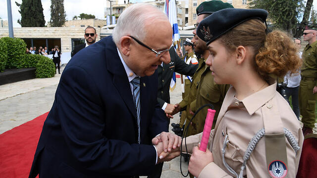 Реувен Ривлин с солдатами. Фото: Хаим Цах
